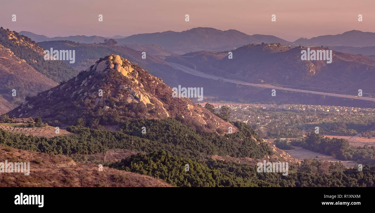 Une autoroute et montagnes en Californie Fallbrook Banque D'Images