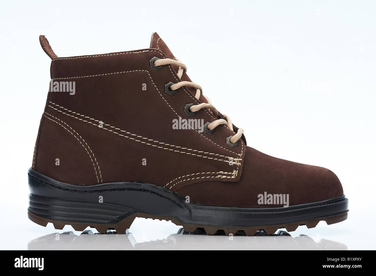 Couleur brun foncé leather boot isolé sur fond blanc Banque D'Images