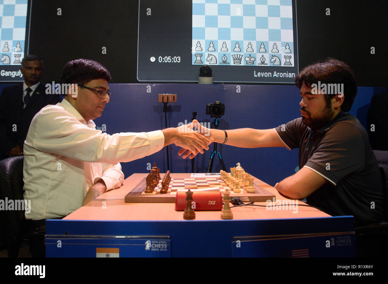 Kolkata, Inde. 14Th Nov, 2018. Grand Maître d'échecs indien Viswanathan Anand (à gauche) en concurrence avec les USA Grand Maître d'Hikaru Nakamura (à droite) pendant les 16 tours de Blitz à Tata Steel Chess l'Inde en 2018. Credit : Saikat Paul/Pacific Press/Alamy Live News Banque D'Images