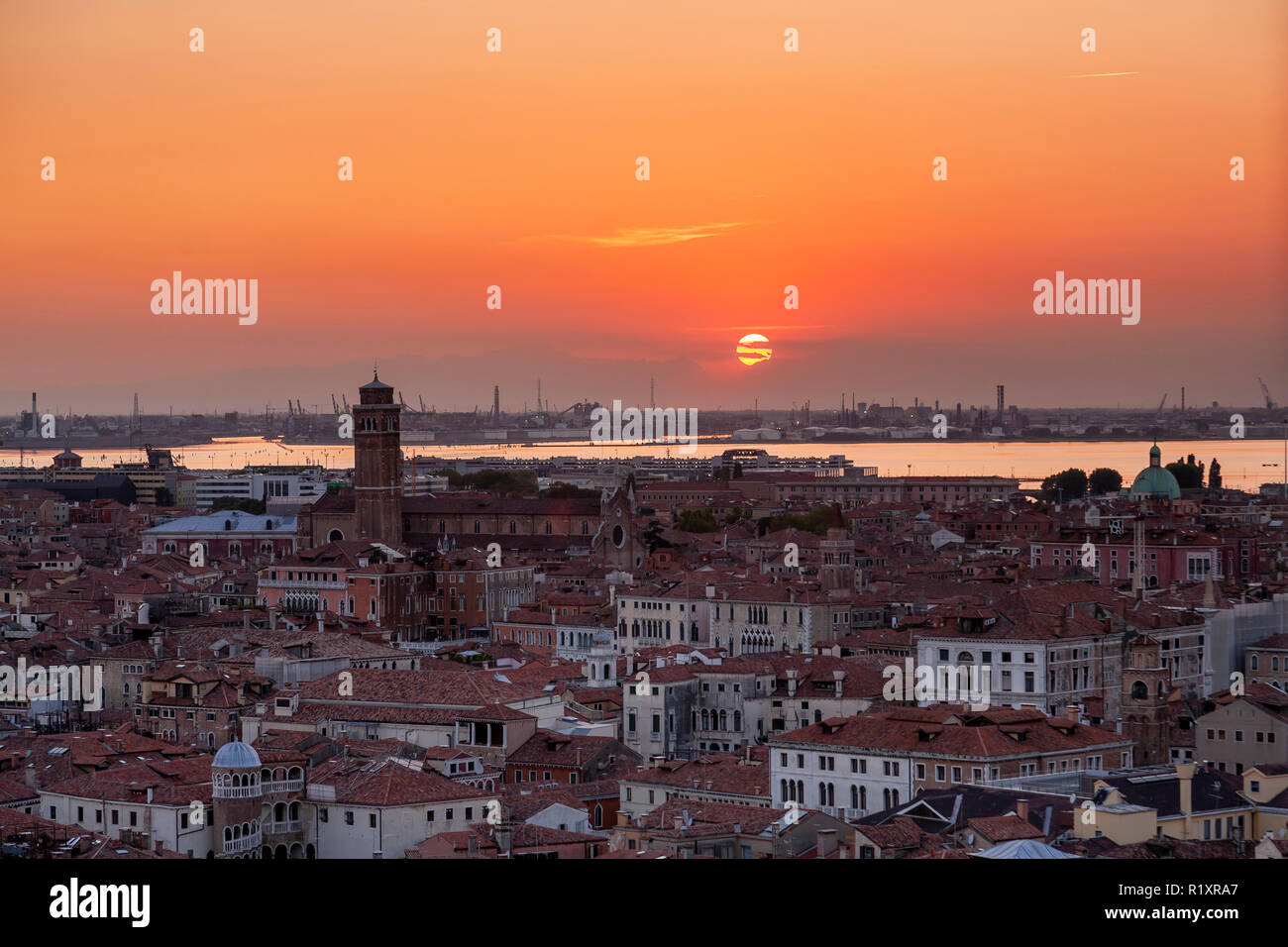 Vue donnant sur Venise au coucher du soleil, de l'Italie Banque D'Images