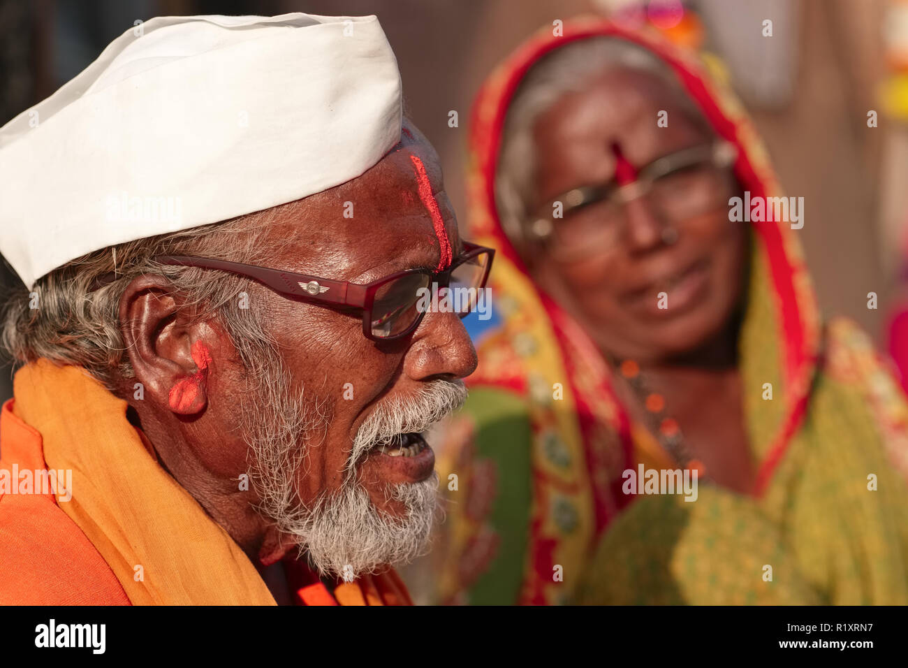 Un couple d'Hindu Devotional chanteurs, assis dans une ruelle dans un quartier d'affaires de Mumbai, Inde, solliciter des dons pour leur chant Banque D'Images