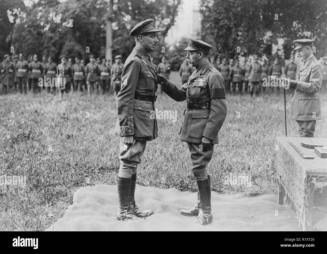 Le ROI GEORGE V awards la Croix de Victoria pour le sous-lieutenant Cecil Knox, de la 150e compagnie de campagne, Royal Engineers, au 22 mars 1918 au deuxième major de l'Armée de Blendecques près de Calais, France. Banque D'Images