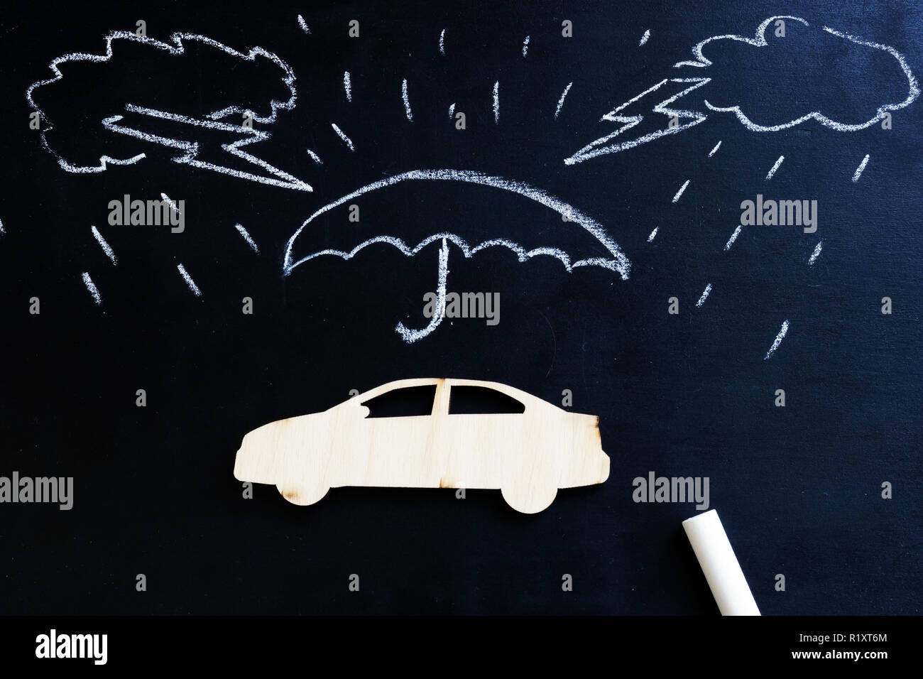 Assurance auto. Tableau noir avec dessiné la pluie et modèle de voiture. Banque D'Images