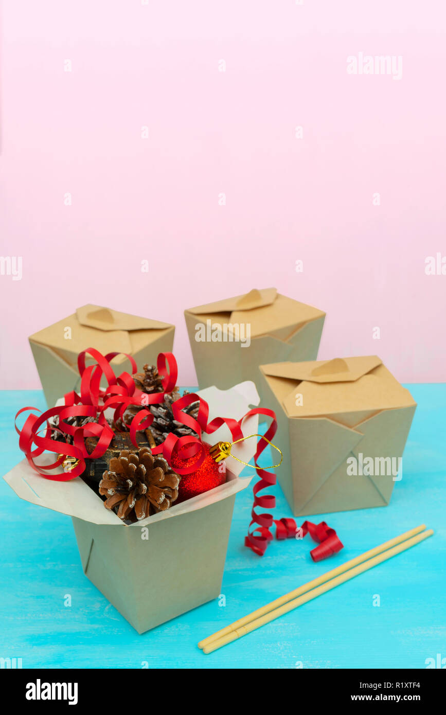 Cadeaux de Noël dans des boîtes d'emballage en papier pour WOK. L'Asie pour  la restauration rapide Photo Stock - Alamy