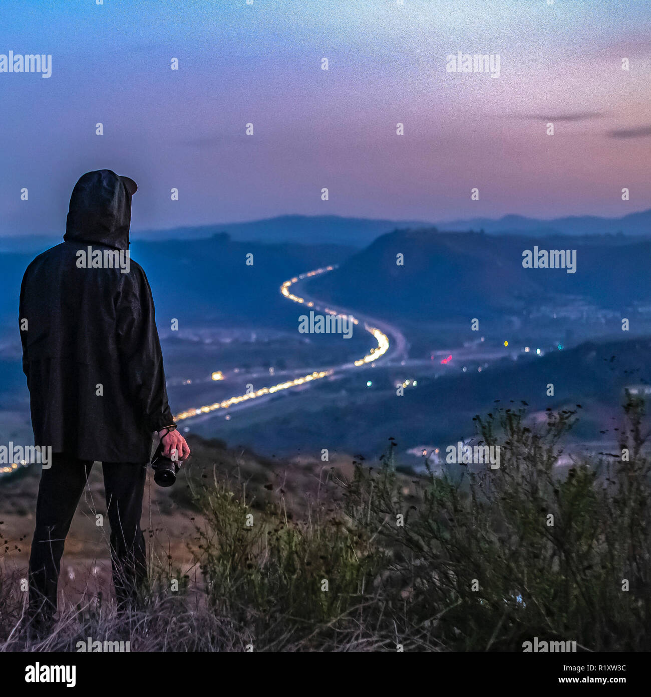 Man with camera ovelooking 15 freeway et sky Banque D'Images