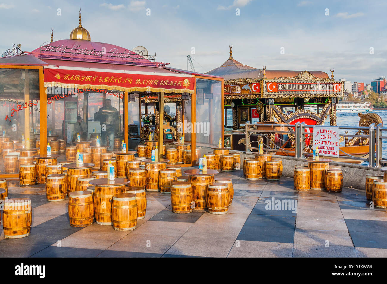 Istanbul, Turquie, le 13 novembre 2012 : : Restaurant pour le sandwich de poisson bateaux étant prêt pour les clients. Banque D'Images