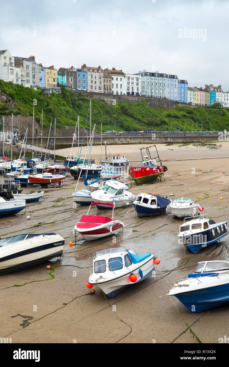 Bateaux de plaisance - bateaux à moteur et yachts dans le port à marée basse - bord de logement et de derrière, Tenby, Pays de Galles, Royaume-Uni Banque D'Images