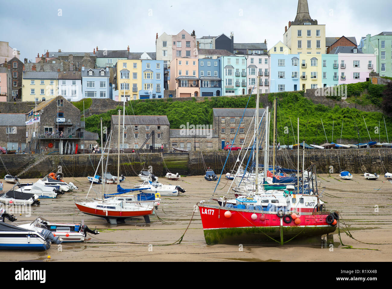 Bateaux de plaisance - bateaux à moteur et yachts dans le port à marée basse - bord de logement et de derrière, Tenby, Pays de Galles, Royaume-Uni Banque D'Images