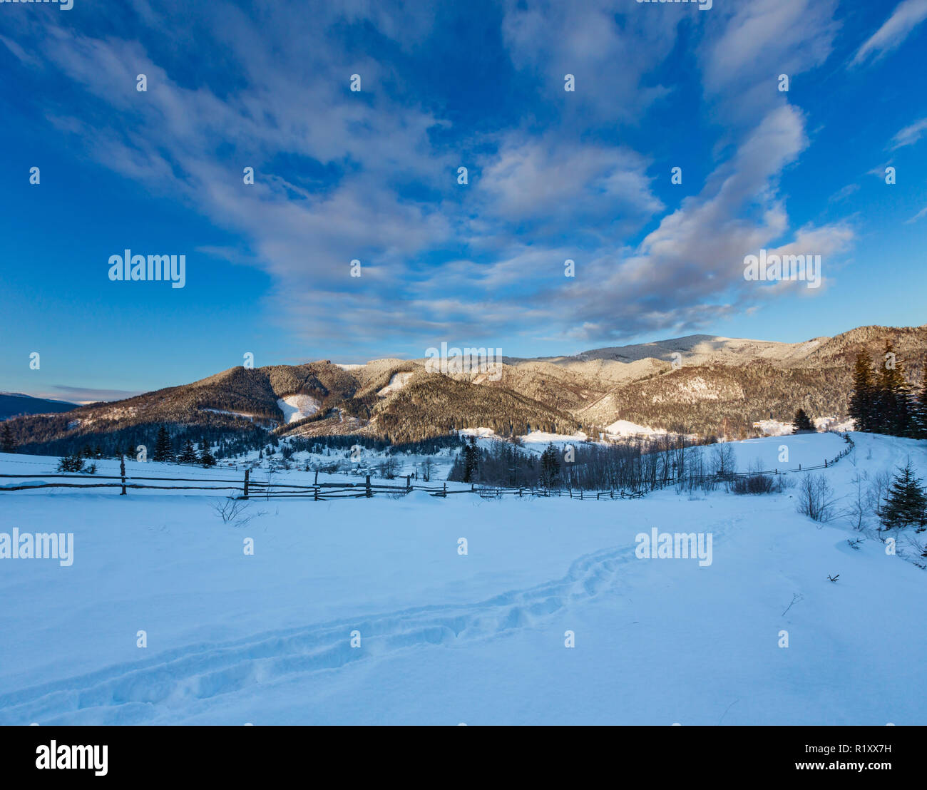 Lever du soleil au crépuscule du matin village de montagne des Carpates hiver Zelene en noir Cheremosh river valley entre Alp. Voir de la neige sur le chemin rural hill Banque D'Images