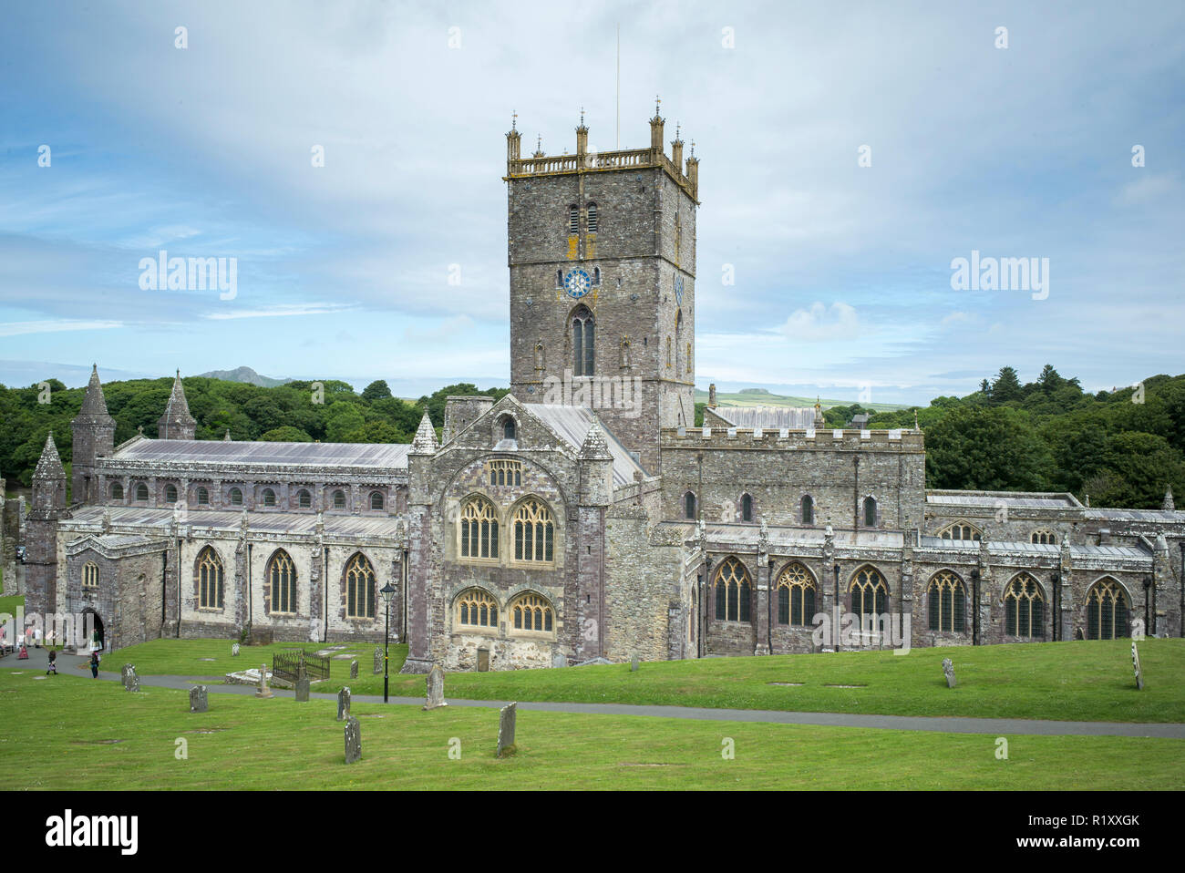Les ecclésiastiques de quitter la cathédrale de St David's fondée en tant que 6ème siècle, monastère de St David's, Pembrokeshire, Pays de Galles de l'Ouest. Banque D'Images