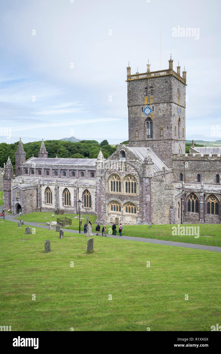 La Cathédrale de St David's fondée en tant que 6ème siècle, monastère de St David's, Pembrokeshire, Pays de Galles de l'Ouest. Banque D'Images