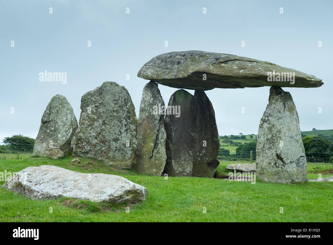 Dolmen néolithique chambre funéraire avec grand capstone Pentre Ifan dans la paroisse civile de Nevern, Pembrokeshire, Pays de Galles. Banque D'Images