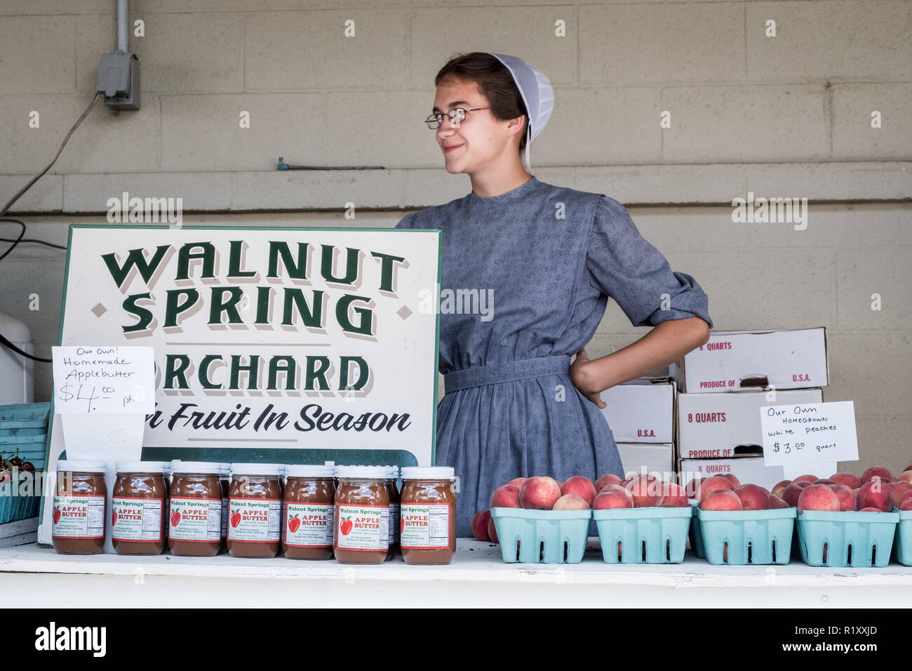 Lancaster, États-Unis d'Amérique - le 27 juin 2017. Un mennonite est la vente de beurre de pomme et de pêches à la racine marché de pays et la vente aux enchères. Le beurre de pomme ne contient pas de beurre, mais a obtenu son nom après l'uniformité. Banque D'Images