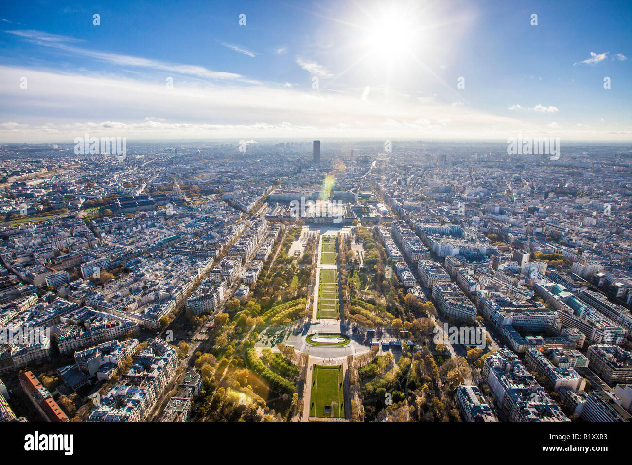 Paris, France - 12 décembre 2014. La magnifique vue sur Paris depuis le haut de la célèbre Tour Eiffel. Il s'agit d'un pylône en treillis de fer situé dans le Champ de Mars et a été nommé d'après l'ingénieur Gustave Eiffel. Banque D'Images