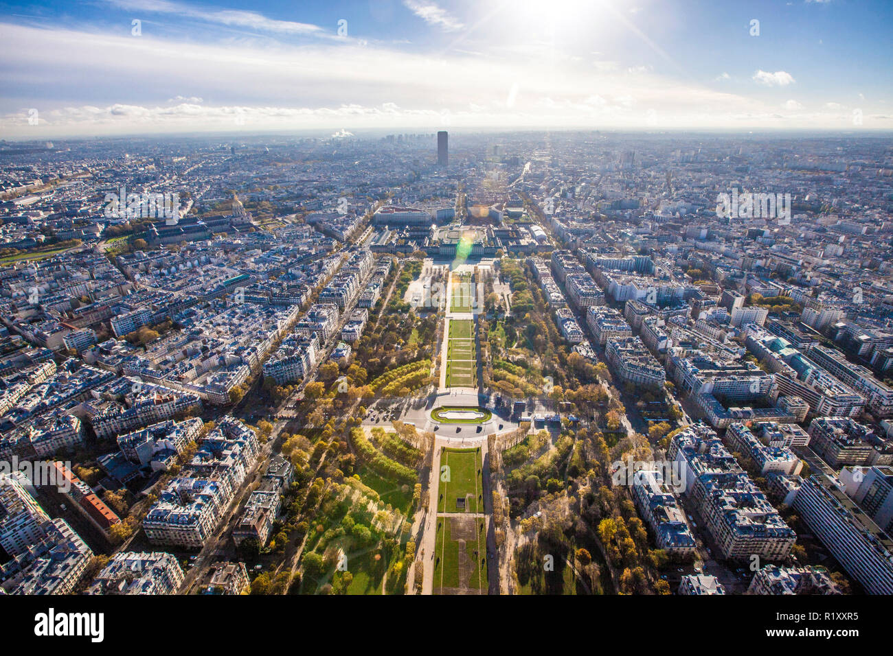 Paris, France - 12 décembre 2014. La magnifique vue sur Paris depuis le haut de la célèbre Tour Eiffel. Il s'agit d'un pylône en treillis de fer situé dans le Champ de Mars et a été nommé d'après l'ingénieur Gustave Eiffel. Banque D'Images