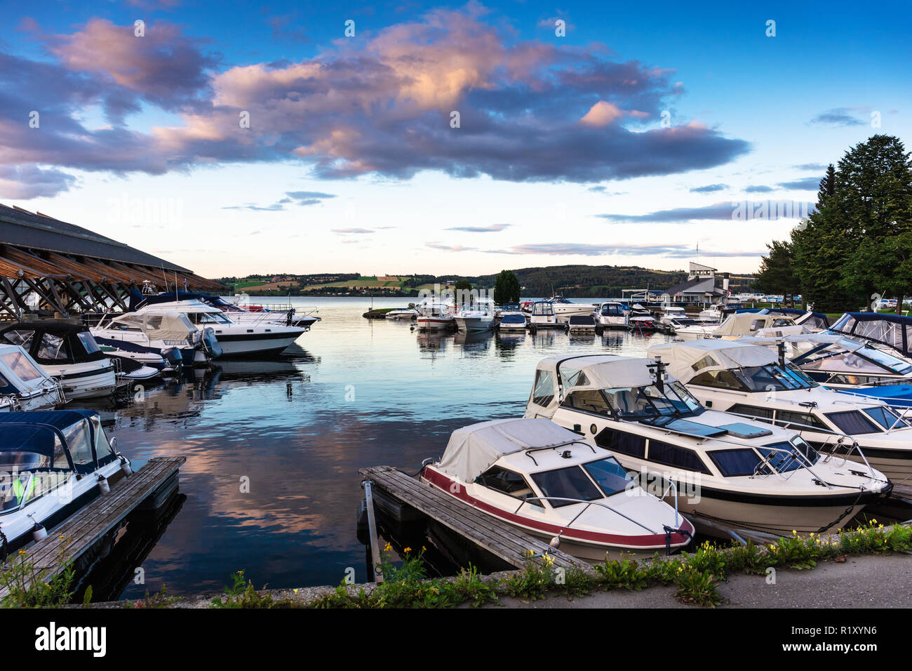 Motor yachts dans le port au coucher du soleil Banque D'Images