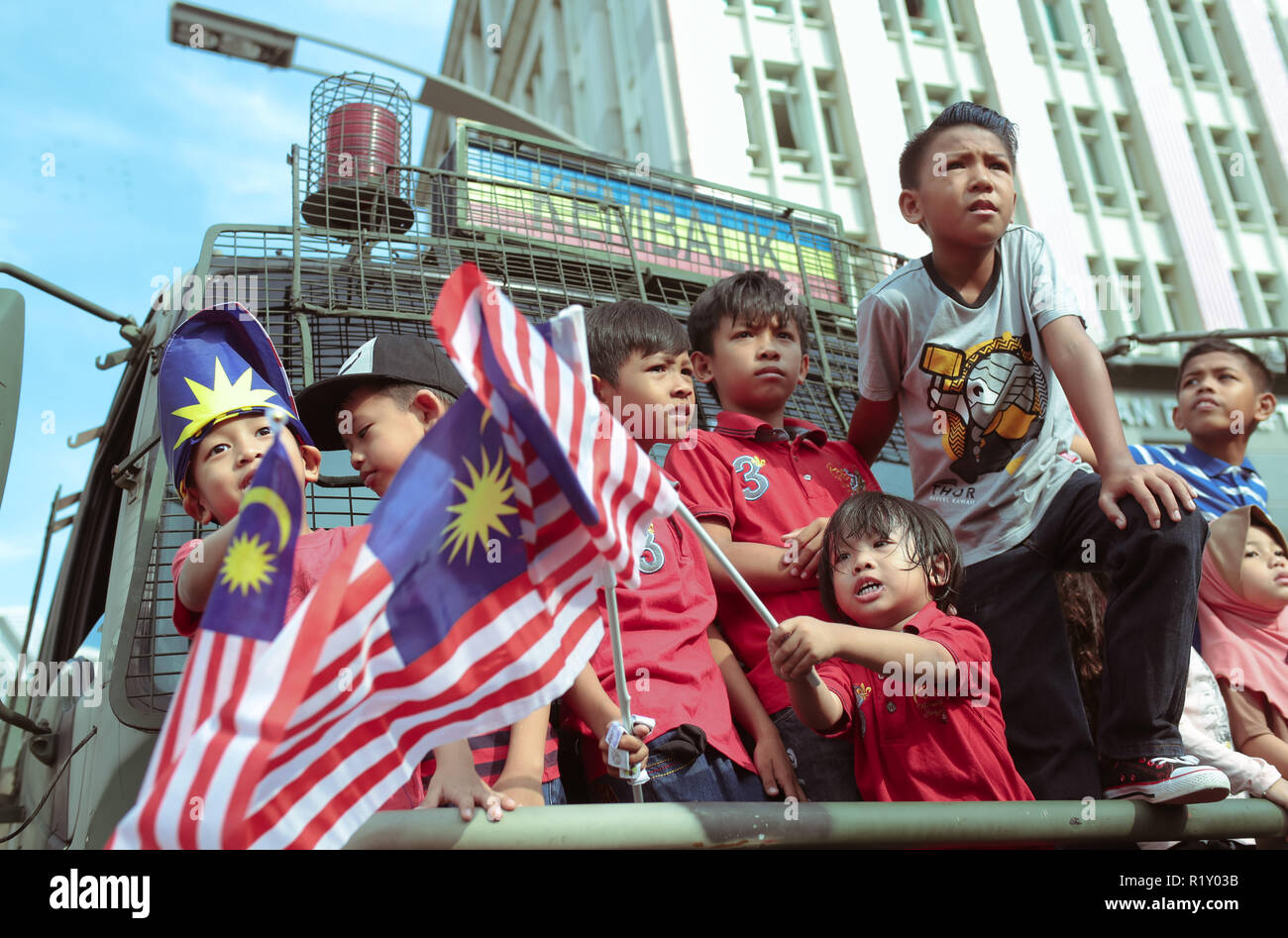 Les enfants debout sur un camion militaire regardant la Malaisie Independance day celebration 2018 Banque D'Images