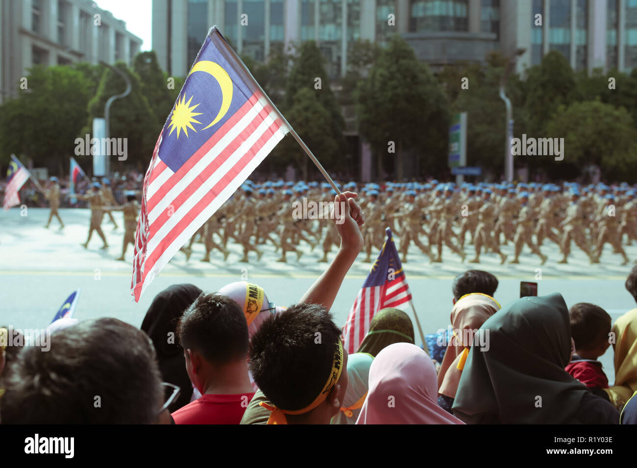 Foule patriotique témoins personnels militaires marchant à Putrajaya Malaisie pendant la célébration du jour de l'indépendance 2018 Banque D'Images