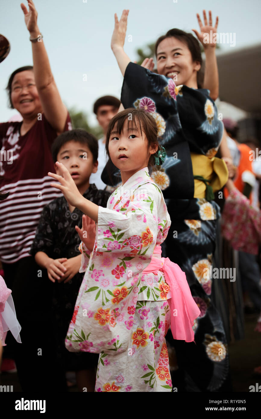 Les enfants en robe kimono dansant au rythme de la musique folklorique dans  Bon Odori festival Photo Stock - Alamy