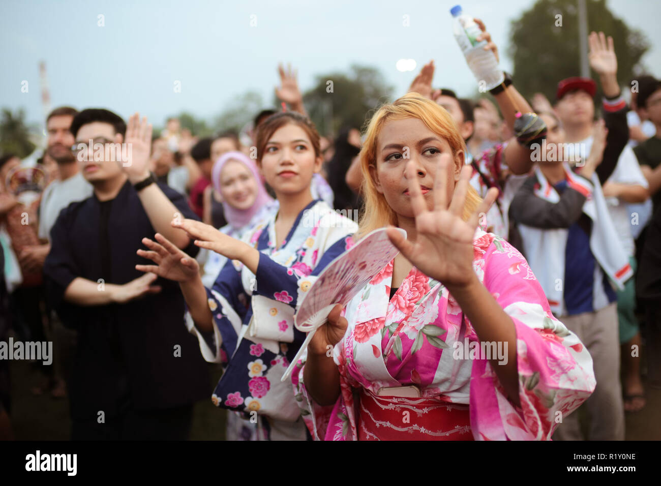 Bon Odori festivaliers s'amusant dansant au rythme de chansons folkloriques. Banque D'Images