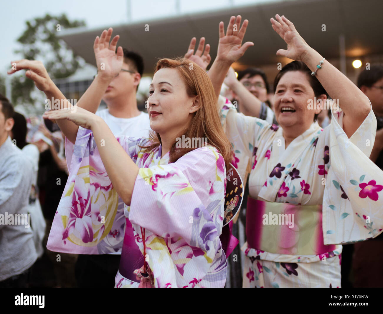 Hauts Bon Odori festivaliers s'amusant dansant au rythme de chansons folkloriques. Banque D'Images