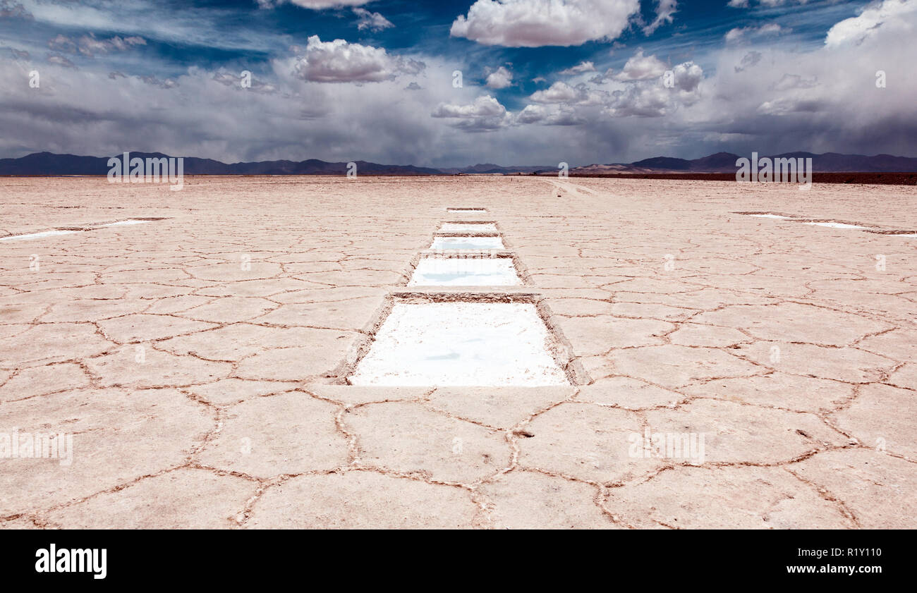 Salinas Grandes, l'Argentine - 19 novembre 2011 : Les Salinas Grandes est une grande télévision sel et s'étend sur les provinces de Salta et Jujuy. Le magnifique paysage blanc avec les Andes en arrière-plan attire beaucoup de visiteurs. Banque D'Images