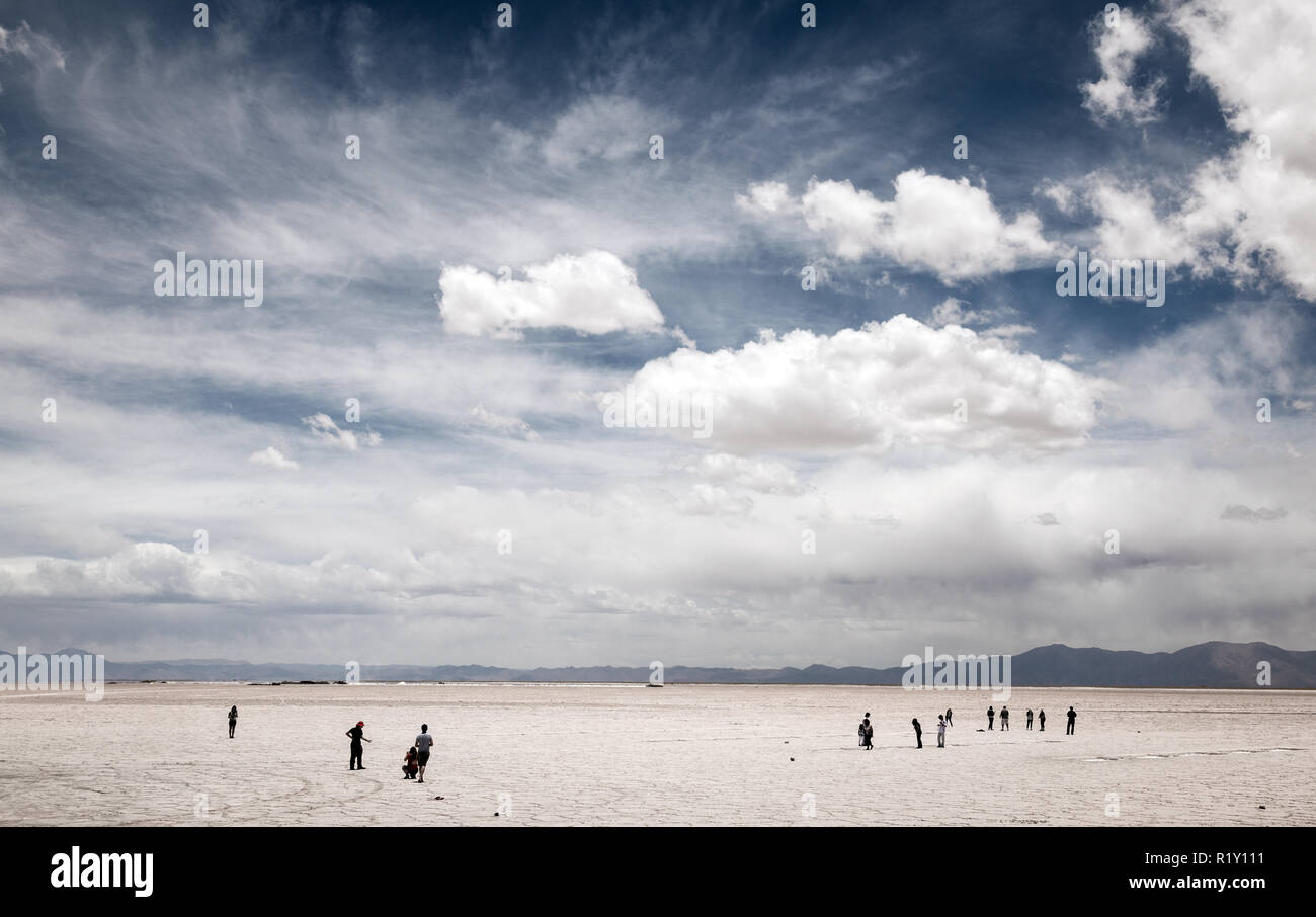 Salinas Grandes, l'Argentine - 19 novembre 2011 : Les Salinas Grandes est une grande télévision sel et s'étend sur les provinces de Salta et Jujuy. Le magnifique paysage blanc avec les Andes en arrière-plan attire beaucoup de visiteurs. Banque D'Images