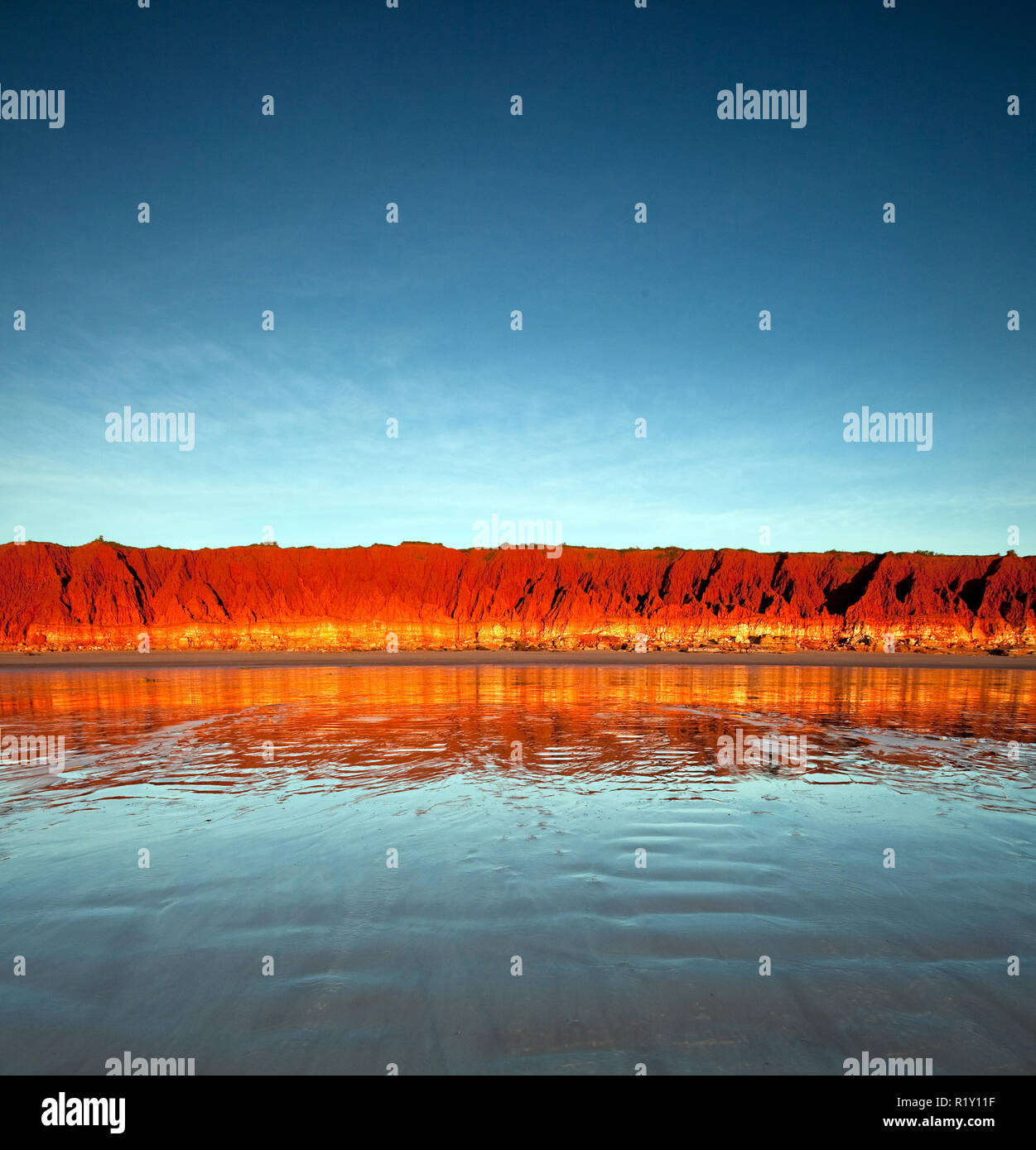 Broome, Australie - 1 mars, 2010 : Coucher de soleil sur la James Price Point. Banque D'Images