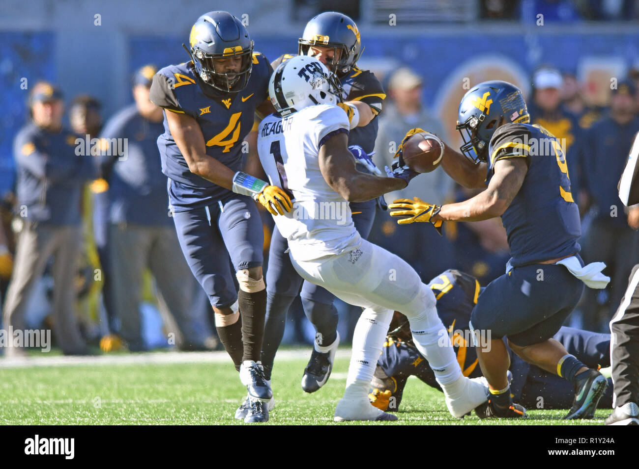 Morgantown, West Virginia, USA. 10 Nov, 2018. TCU Horned Frogs wide receiver JALEN REAGOR (1) a la balle dénudé à la West Virginia Mountaineers coffre JOVANNI STEWART (9) pendant le Big 12 match de football joué à Mountaineer Field de Morgantown, WV. # 9 WVU beat TCU 47-10,. La pièce avait été appelé avant la mort fumble. Credit : Ken Inness/ZUMA/Alamy Fil Live News Banque D'Images