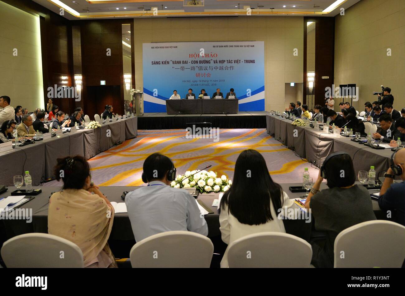 Hanoi, Vietnam. 14Th Nov, 2018. Les participants ont écouté un exposé lors d'un symposium sur la courroie et l'Initiative de la route et de la coopération à Hanoi China-Vietnam, capitale du Vietnam, le 14 novembre 2018. Un symposium sur la courroie et la route et l'Initiative de coopération China-Vietnam a été organisé conjointement par l'ambassade de Chine au Vietnam et l'Académie diplomatique du Vietnam. Credit : Ngo Minh Tien/Xinhua/Alamy Live News Banque D'Images