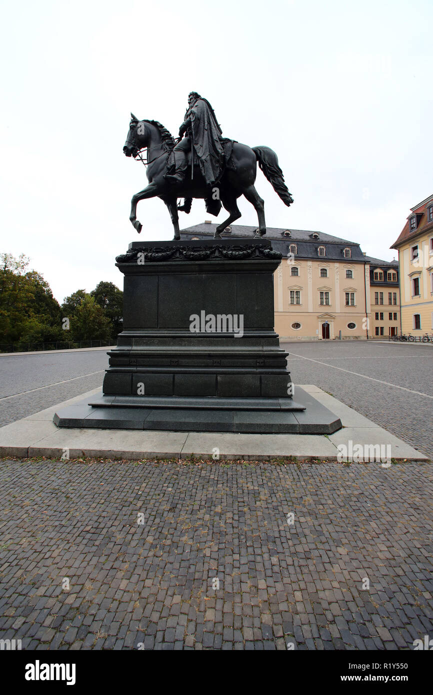 Weimar, Allemagne. 06Th Oct, 2018. Le monument équestre de Charles Auguste, duc d'Saxony-Weimar-Eisenach, créé par Adolf von Donndorf, se dresse en face de la bibliothèque de la Duchesse Anna Amalia. Credit : Bodo Schackow Zentralbild-/dpa/ZB/dpa/Alamy Live News Banque D'Images