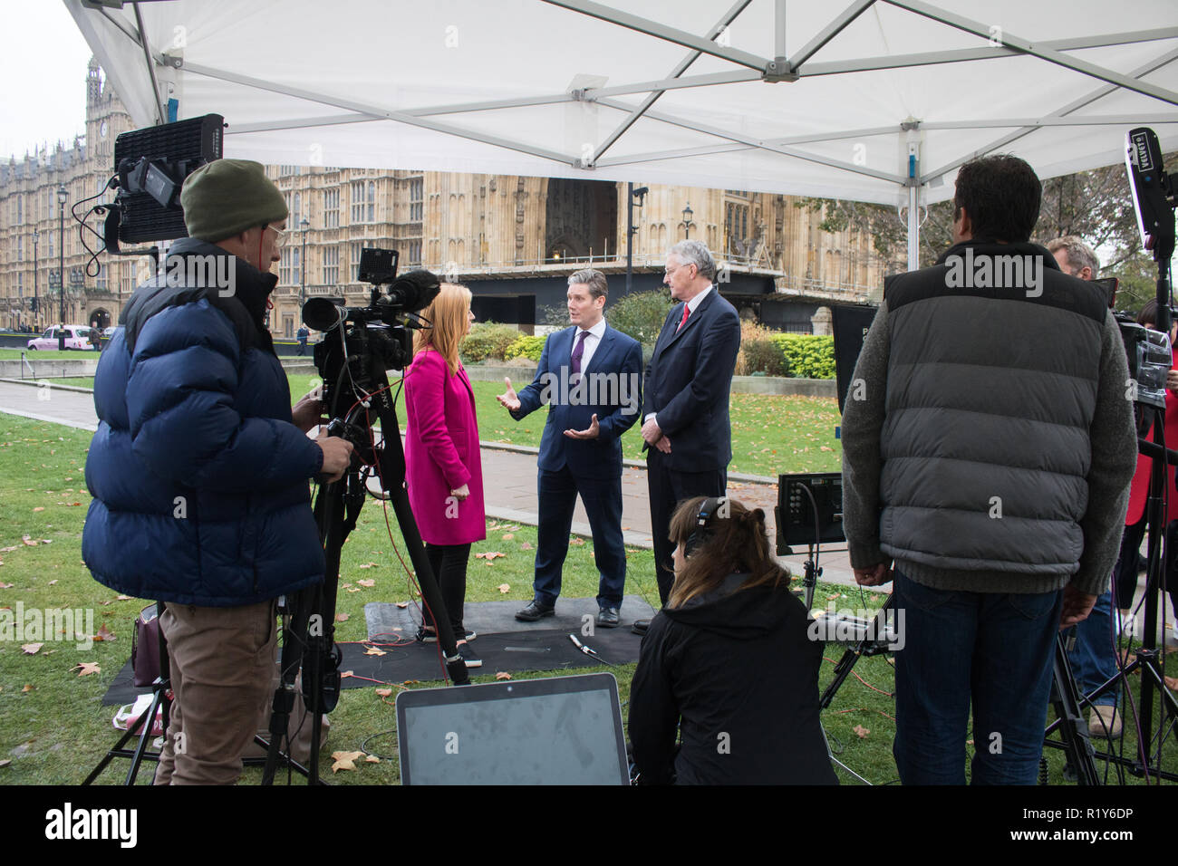 London UK. 15 novembre 2018. MP, Keir Starmer du travail (à gauche), Secrétaire d'état d'ombre pour sortir de l'Union européenne et Hilary Benn MP, (à droite) donne à leur réaction à la presse folloewing Brexit le projet d'accord par le Premier ministre Theresa mai qui a été approuvé par les ministres du Cabinet après un marathon de 5 heures de réunion à Downing Street Crédit : amer ghazzal/Alamy Live News Banque D'Images