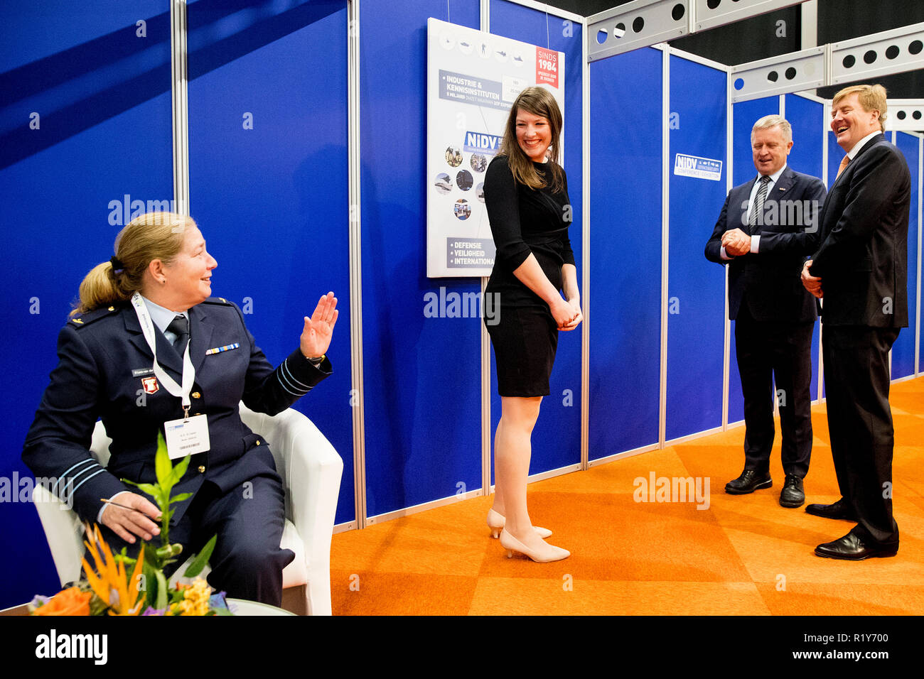 Ahoy Rotterdam, aux Pays-Bas. 15 Nov, 2018. Le roi Willem-Alexander des Pays-Bas visite la 30e conférence de l'industrie de la défense et de la sécurité dans la région de Ahoy Rotterdam, Pays-Bas, le 15 novembre 2018. Crédit : Patrick van Katwijk/ |/dpa/Alamy Live News Banque D'Images