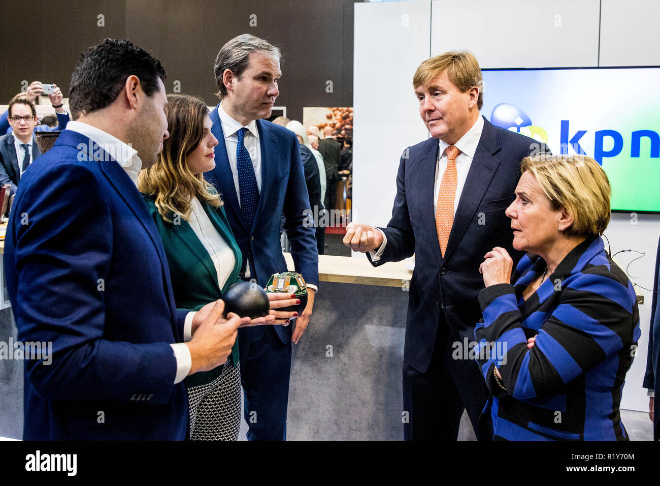 Ahoy Rotterdam, aux Pays-Bas. 15 Nov, 2018. Le roi Willem-Alexander des Pays-Bas visite la 30e conférence de l'industrie de la défense et de la sécurité dans la région de Ahoy Rotterdam, Pays-Bas, le 15 novembre 2018. Crédit : Patrick van Katwijk/ |/dpa/Alamy Live News Banque D'Images