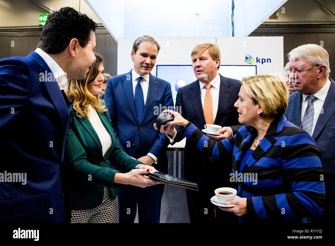 Ahoy Rotterdam, aux Pays-Bas. 15 Nov, 2018. Le roi Willem-Alexander des Pays-Bas visite la 30e conférence de l'industrie de la défense et de la sécurité dans la région de Ahoy Rotterdam, Pays-Bas, le 15 novembre 2018. Crédit : Patrick van Katwijk/ |/dpa/Alamy Live News Banque D'Images