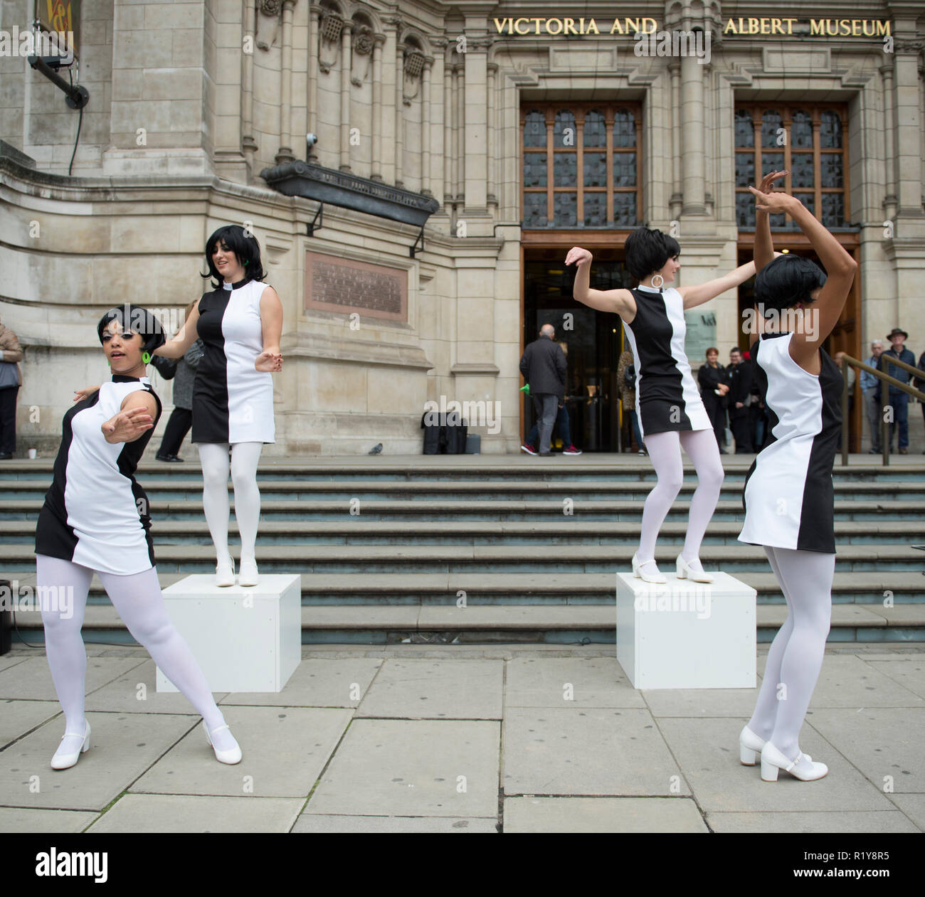 V&A, Londres, Royaume-Uni. 15 novembre, 2018. Modèles des années 1960 et 1970), a travaillé avec Mary Quant se retrouveront aux côtés des modèles contemporains pour former quant ce renouveau. Meyer danseurs donnent un spectacle de danse Go-Go 60s au V&A L'entrée. L'événement marque la première fois que le public a la possibilité d'acheter des billets pour l'ouverture d'exposition Mary Quant à la V&A dans 6 avril 2019. Credit : Malcolm Park/Alamy Live News. Banque D'Images