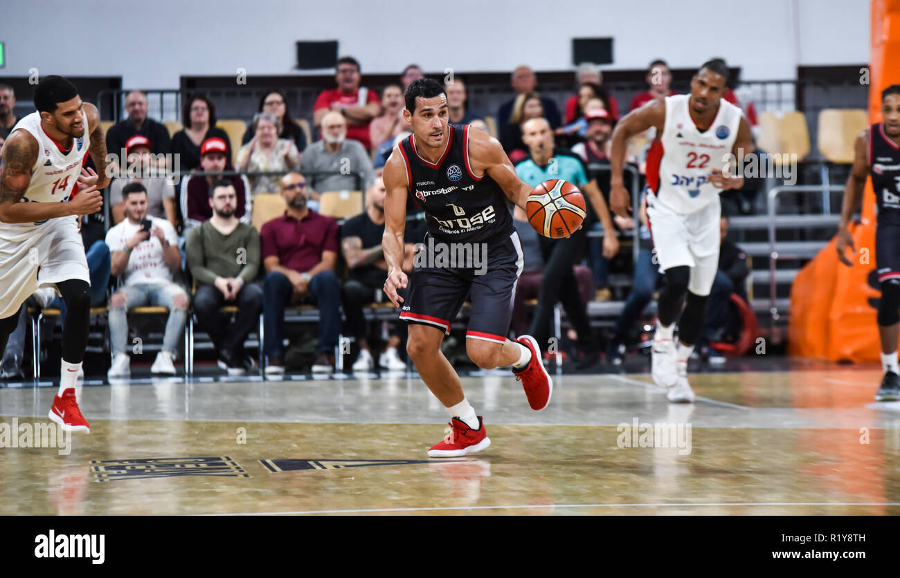 Bamberg, Allemagne. 14 novembre 2018 - Basket-ball, basket-ball Ligue des Champions - Brose Bamberg contre l'Hapoel Jérusalem Deutschland, Bamberg, Brose Arena - 14.11.2018 - Basket-ball, basket-ball Ligue des Champions - Brose Bamberg contre l'Hapoel Jérusalem - Bild : Nikolaos Zisis (Brose Bamberg, # 6) Credit : Ryan Evans/Alamy Live News Banque D'Images