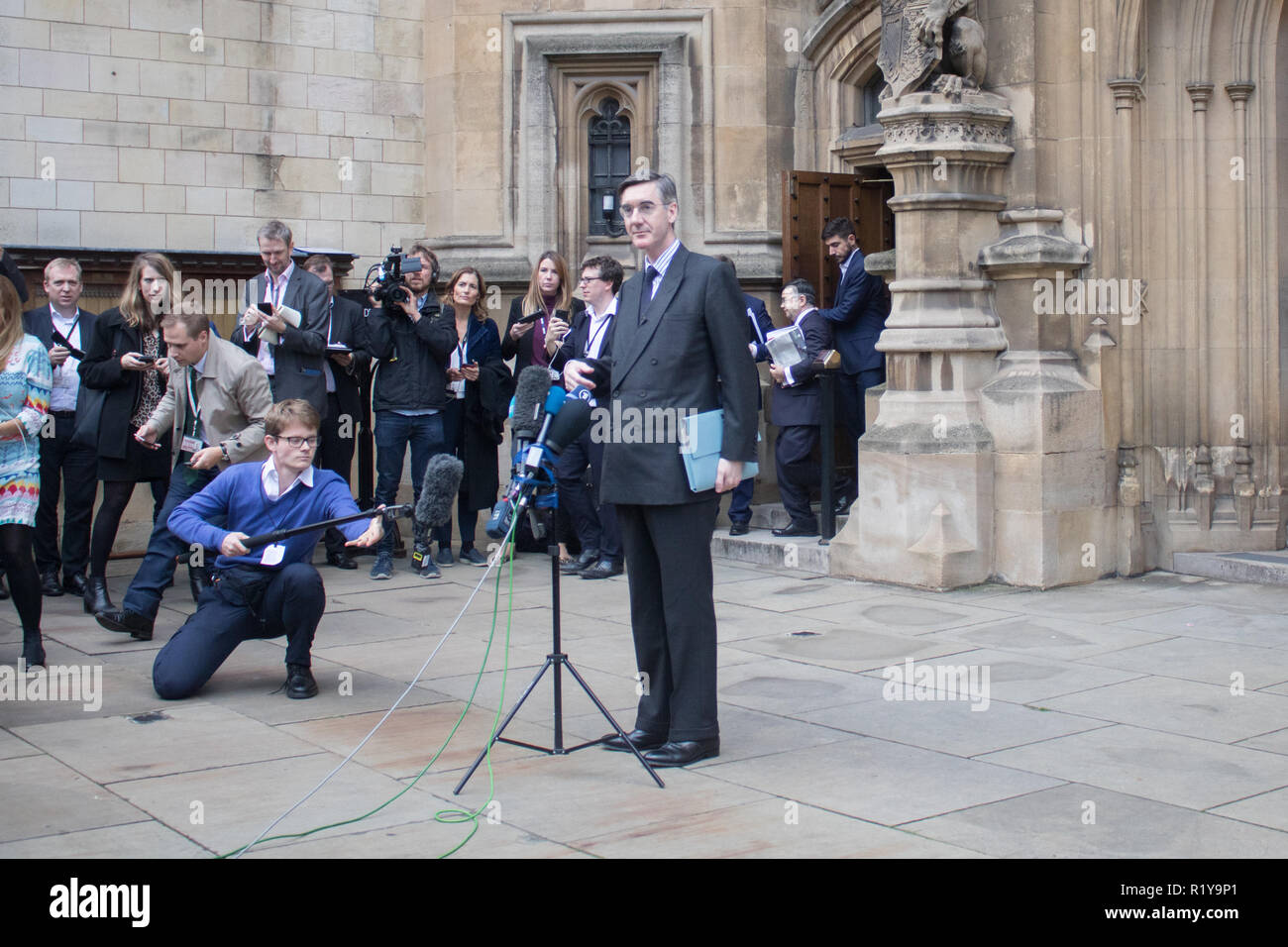 London UK. 15 novembre 2018. Parti conservateur Pro MP Brexit, Jacob Rees Mogg annonce aux médias et presse en face de l'entrée de Saint Stephens au Parlement, il a remis une lettre de censure pour premier ministre Theresa Mai suivant le projet d'accord brexit Crédit : amer ghazzal/Alamy Live News Banque D'Images