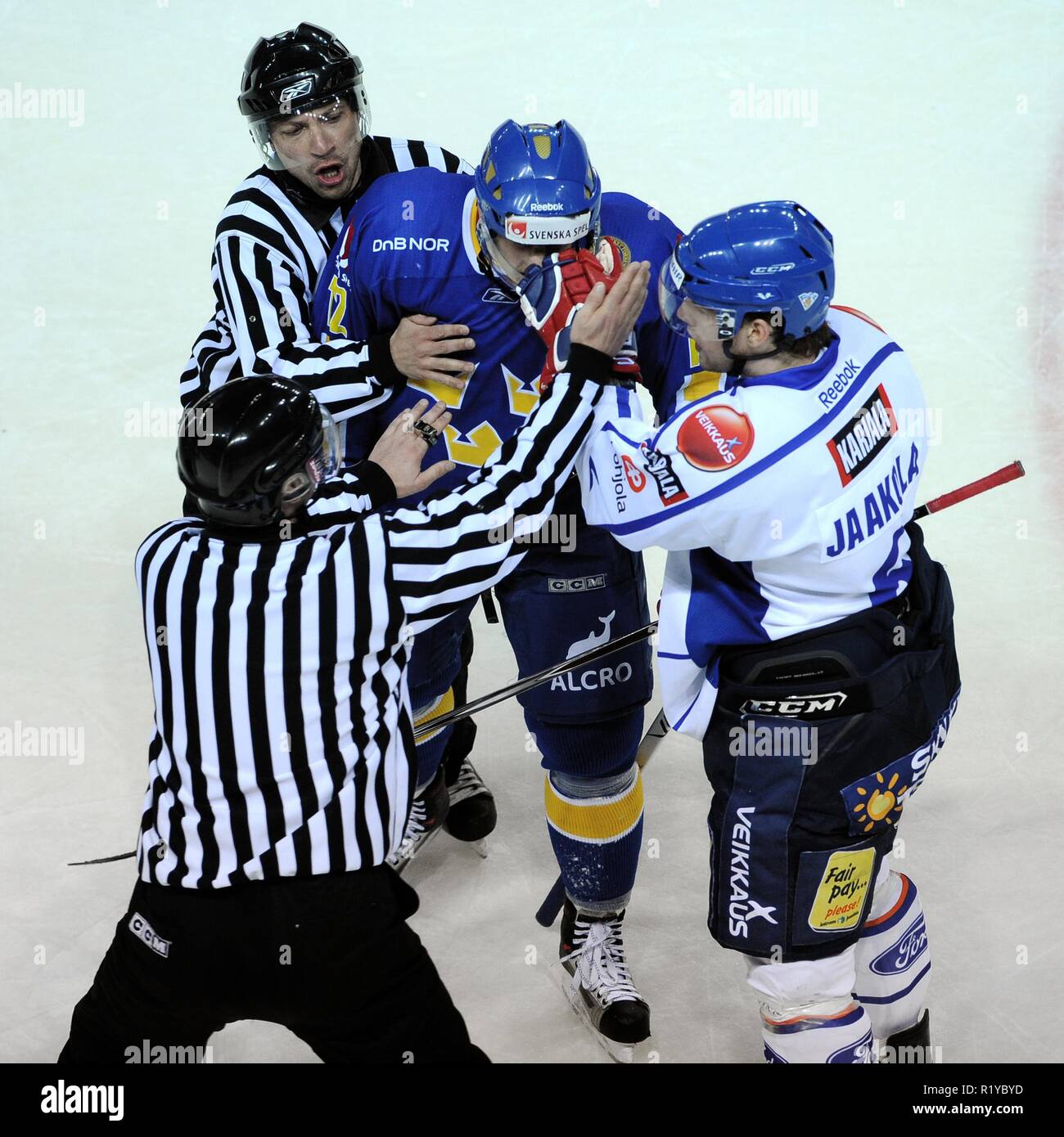 Liberec, République tchèque. 18 avr, 2009. Euro Hockey Tour, la Finlande contre la Suède, 4:5, 18 avril 2009, Liberec, CZE. Arbitres essayer de séparer la Topi Jaakola (R) et le Suédois Christian Berglund durant leur tournée Euro Hockey match de hockey sur glace à Evry le 18 avril 2009./FESP/Slavek Ruta Crédit : Slavek Ruta/ZUMA/Alamy Fil Live News Banque D'Images