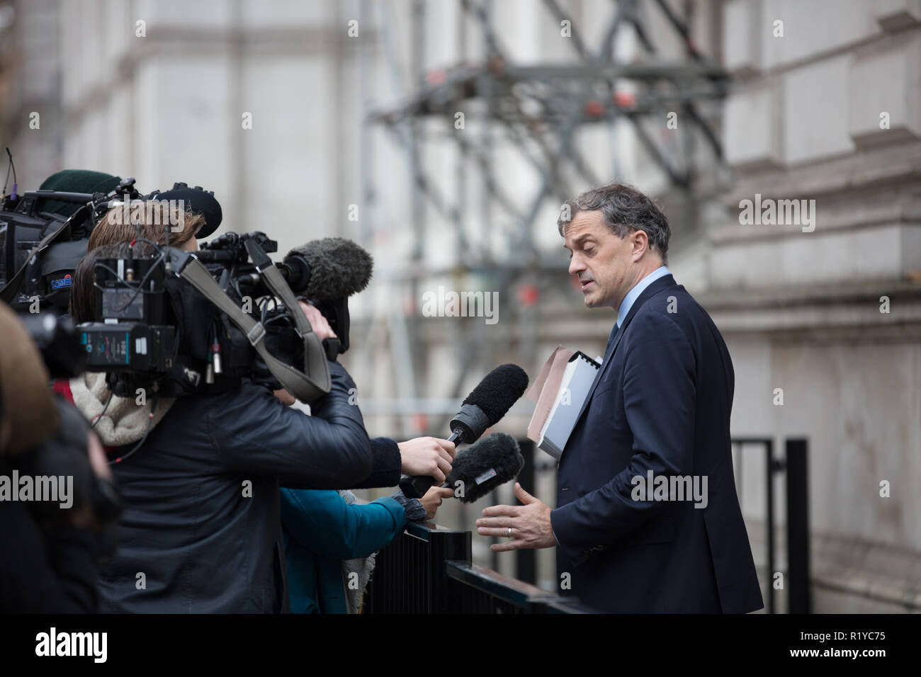 Londres, Royaume-Uni. 15 novembre 2018. Le très honorable député de Julian Smith, whip en chef Secrétaire parlementaire du Conseil du Trésor, de parler à la presse ce matin sur Whitehall, laissant sur pied de 10 Downing Street. Crédit : Joe Keurig / Alamy Live News Banque D'Images