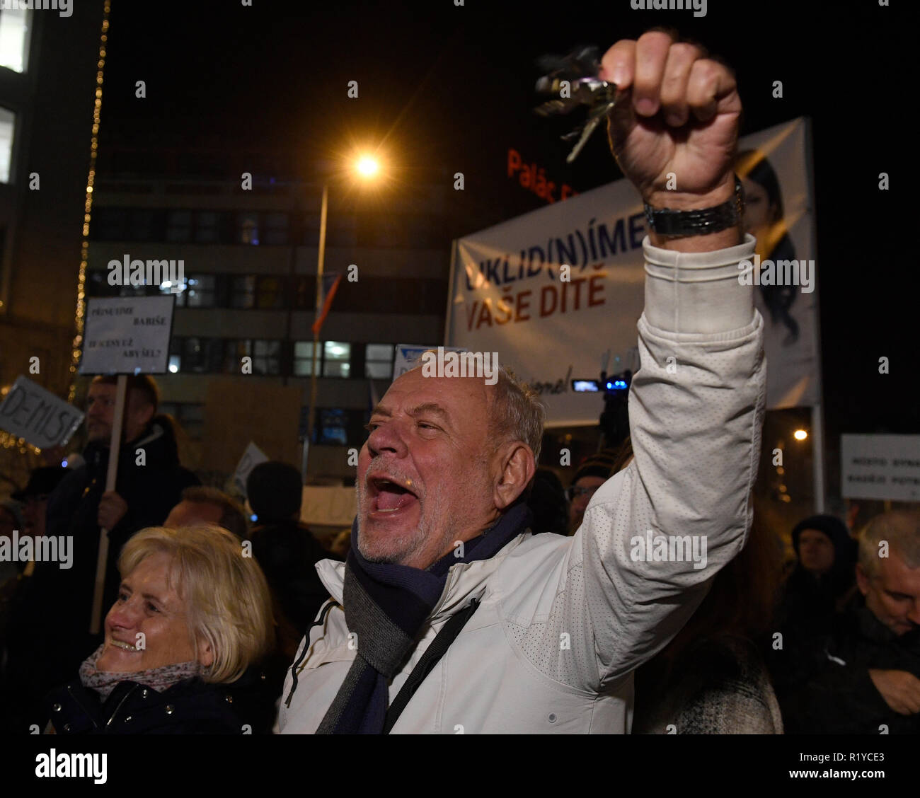 Prague, République tchèque. 15 Nov, 2018. Des milliers de manifestants assister le Jeudi, Novembre 15, 2018, la Place Venceslas manifestation contre Andrej Babis de rester dans le gouvernement en raison de l'enquête sur l'affaire Capi hnizdo, dans laquelle il est poursuivi. Les informations du serveur Zpravy Seznam a propos de l'auteur présumé de l'enlèvement de Babis Jr, 35 ans, à la Crimée par PM Babis son aide, dans le but de faire disparaître en attendant l'enquête sur le cas d'un hnizdo Capi de subvention de l'UE soupçonné de fraude. Photo : CTK Michal Krumphanzl/Photo/Alamy Live News Banque D'Images