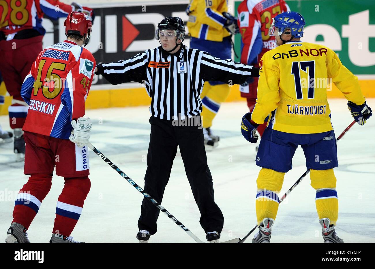 Le 19 avril 2009 - Liberec, République Tchèque - Euro Hockey Tour, la Russie contre la Suède, 6:3,19 avril 2009, Liberec, CZE. Arbitre observe que d'autres joueurs de l'équipe de Suède Mathias TjÃ rnovist¤(R) et de la Russie, Vitaly Proschkin (L) lutte pendant leur tournée Euro Hockey sur Glace Hockey sur jeu à Evry le 19 avril 2009. / Fesp / Slavek Ruta (Image Crédit : © Slavek Ruta/Zuma sur le fil) Banque D'Images