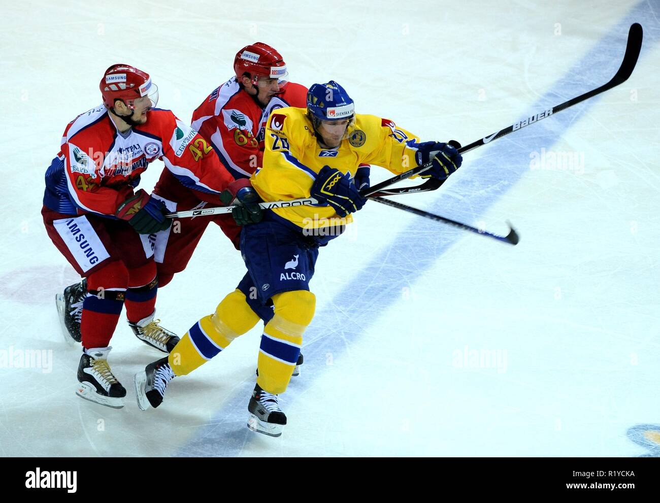 Le 19 avril 2009 - Liberec, République Tchèque - Euro Hockey Tour, la Russie contre la Suède, 6:3,19 avril 2009, Liberec, CZE. La Russie Sergueï Zinovyev (LL) et Maxim Kondratiev (L) et de la Suède Martin ThÃ¶rnberg lutte pour la rondelle pendant leur tournée Euro Hockey match de hockey sur glace à Evry le 19 avril 2009. / Fesp / Slavek Ruta (Image Crédit : © Slavek Ruta/Zuma sur le fil) Banque D'Images