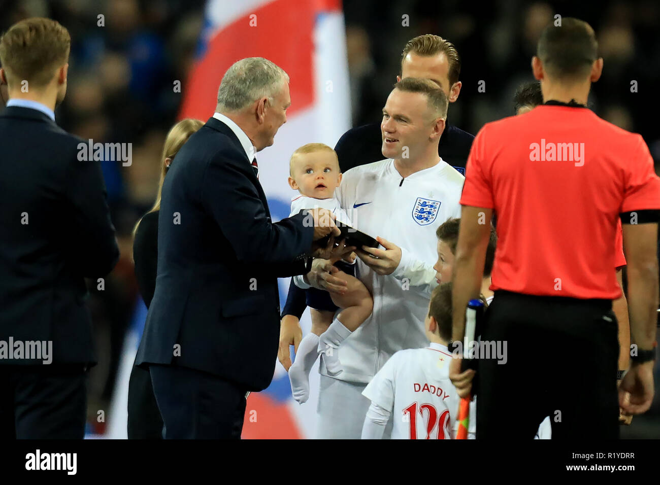 Le stade de Wembley, Londres, Royaume-Uni. 15 Nov, 2018. Wayne Rooney Foundation International football friendly, Angleterre et États-Unis d'Amérique ; Wayne Rooney de l'Angleterre est présenté avec un temps de vie achievement award par FA Président Greg Clarke : Action Crédit Plus Sport/Alamy Live News Banque D'Images