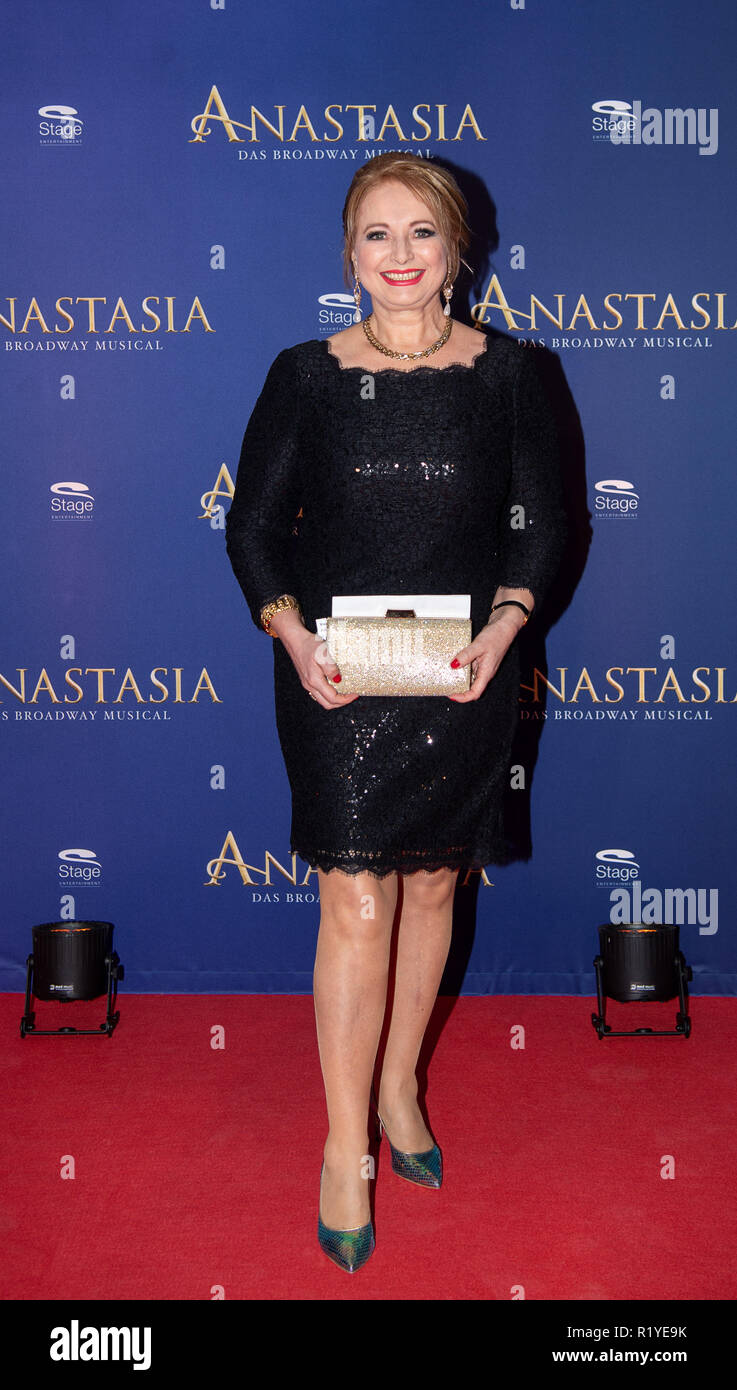 Stuttgart, Allemagne. 15 Nov, 2018. Maria Prinzessin von Sachsen-Altenburg se dresse sur le tapis rouge lors de la première Allemande de la comédie musicale 'Anastasia'. La comédie musicale raconte la légende qu'Anastasia, la fille du tsar, a survécu à la révolution russe il y a environ 100 ans que le seul membre de la famille impériale. Crédit : Sébastien Gollnow/dpa/Alamy Live News Banque D'Images