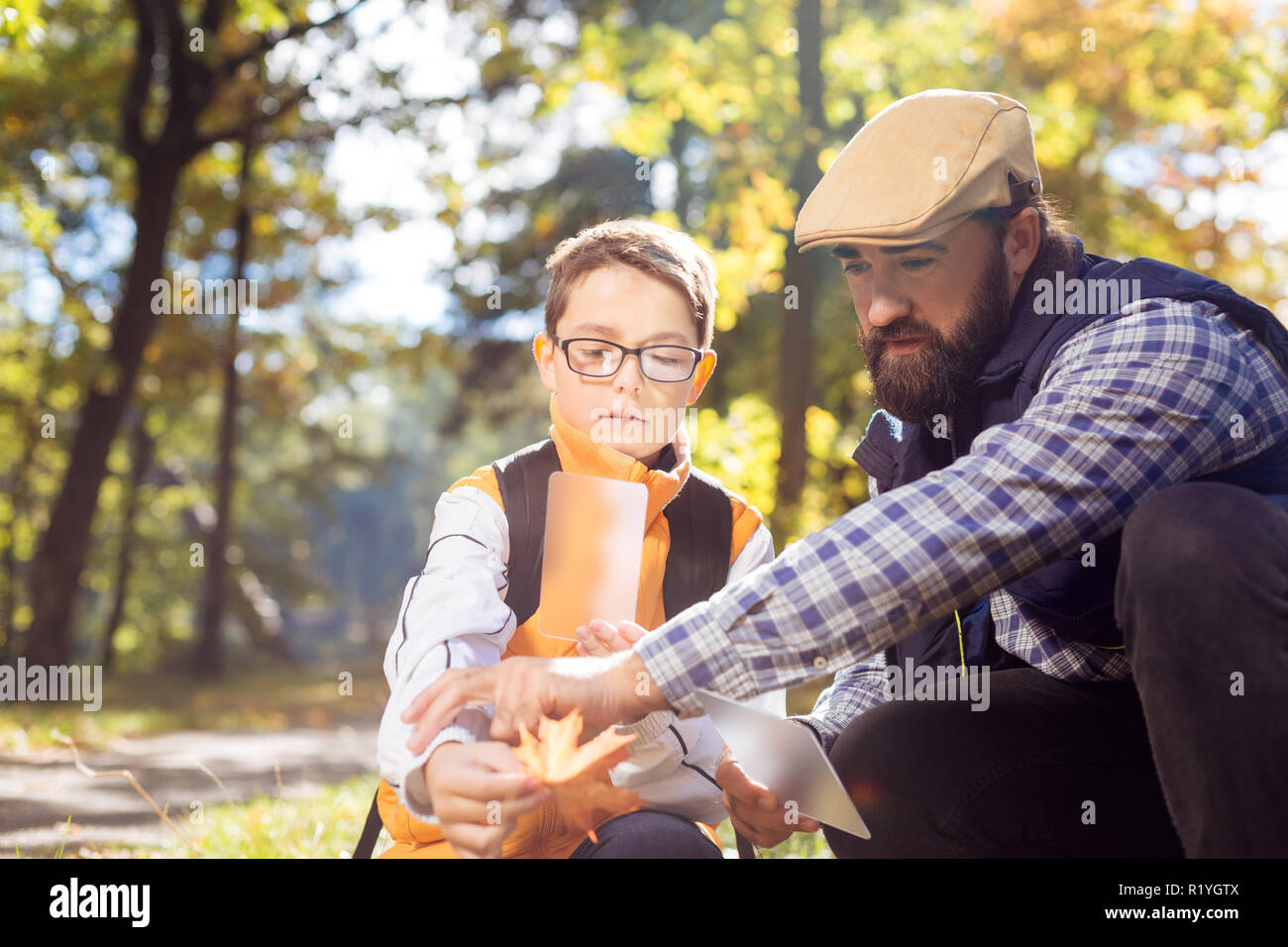 Homme barbu agréable aidant à prendre une photo Banque D'Images