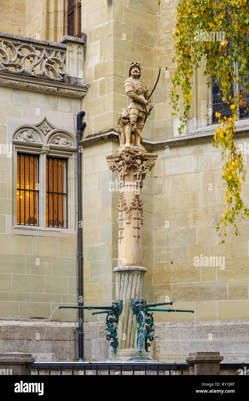 Fribourg, Suisse fontaine de la vaillance, le personnage barbu de vaillance, en armure, est protégé par un lion qu'il brandit l'épée, Banque D'Images