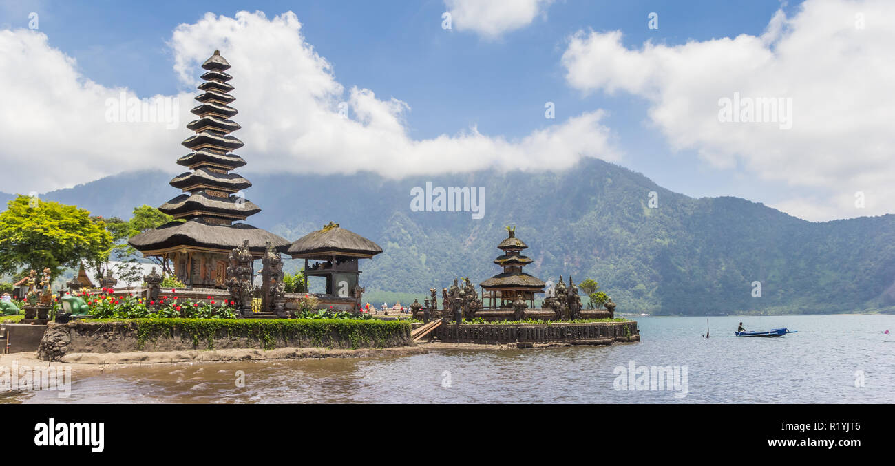 Panorama du temple d'Ulun Danu sur Bali, Indonésie Banque D'Images