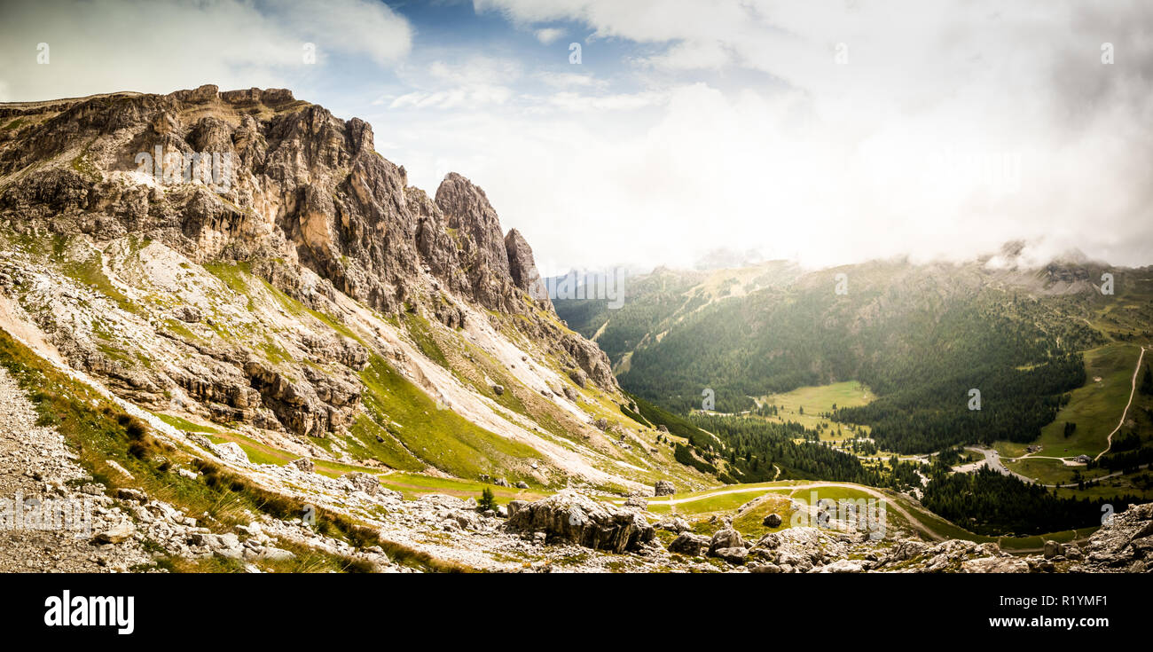Superbe vue panoramique sur le Col dei Bos et Cinque Torri, dans la gamme Tofane. Cortina d'Ampezzo, Dolomites, Italie. Banque D'Images