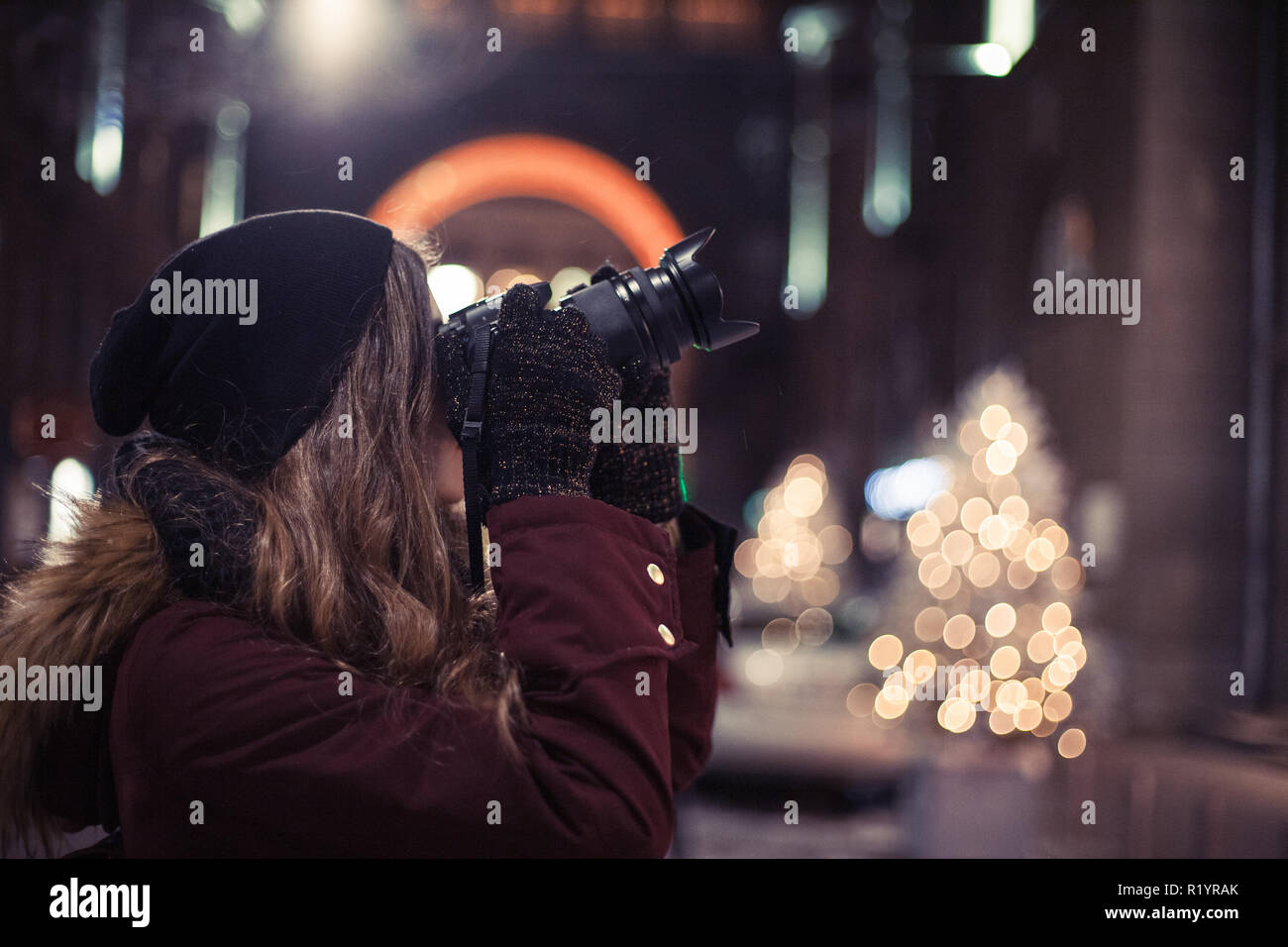Traveler fille avec appareil photo professionnel prise de photos de bâtiments et d'arbres de Noël Banque D'Images